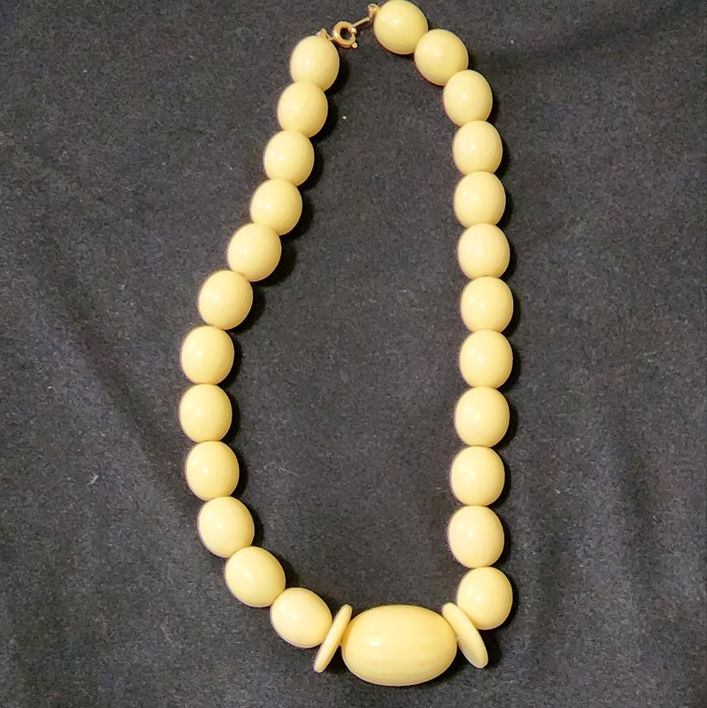 Retro Chunky cream colored choker necklace